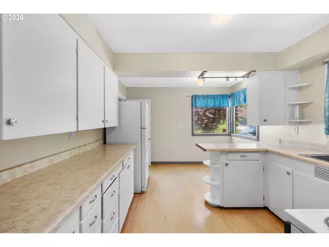 Kitchen - 1053 SE Barnes Rd, Gresham, OR 97080 photo 4 of 4