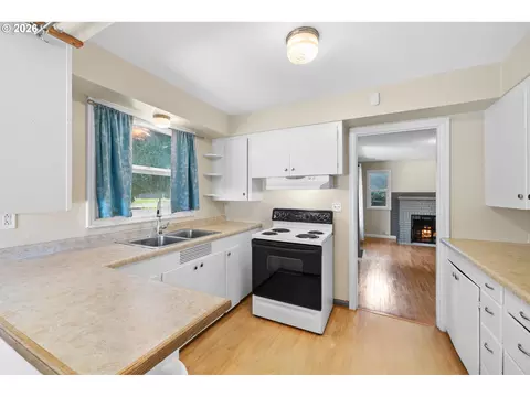 Kitchen - 1053 SE Barnes Rd, Gresham, OR 97080 photo 1 of 4