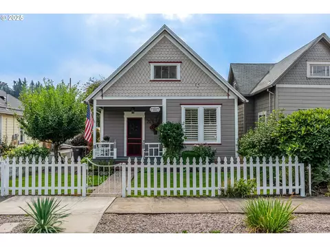 412 4th St, Oregon City, OR 97045