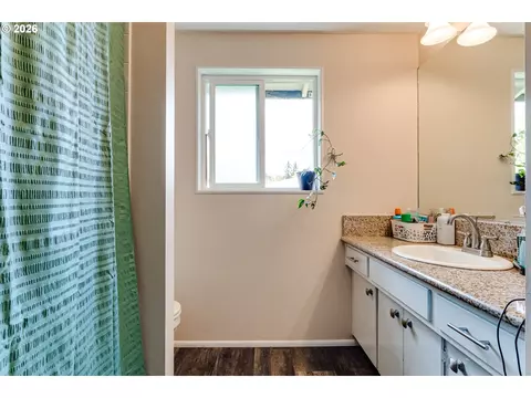 Bath - 1812 Brittany St, Eugene, OR 97405 photo 2 of 3