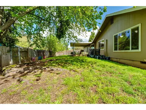 Exterior - 1812 Brittany St, Eugene, OR 97405 photo 9 of 11