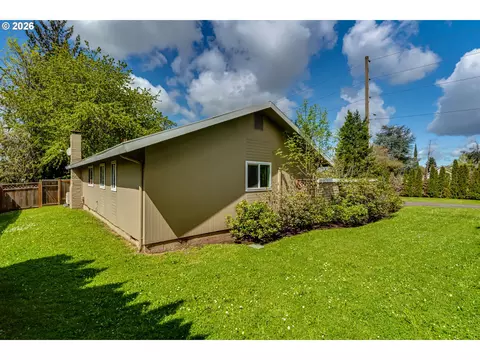 Exterior - 1812 Brittany St, Eugene, OR 97405 photo 5 of 11