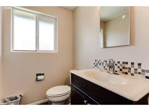 Bath - 1812 Brittany St, Eugene, OR 97405 photo 3 of 3