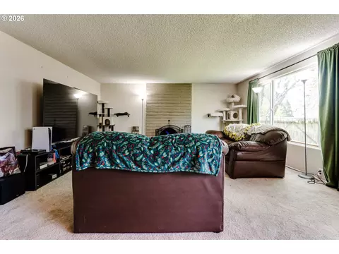 Living - 1812 Brittany St, Eugene, OR 97405 photo 2 of 3