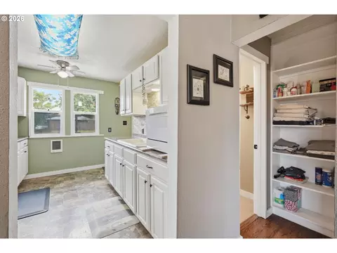 1427 Mill St, Springfield, OR 97477 photo 9