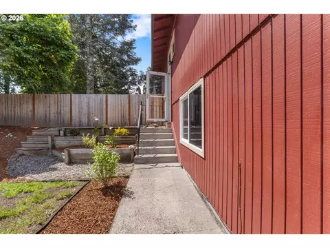 2021 SE Hale Dr, Gresham, OR 97080 photo 4
