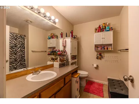 Bath - 2567 NW 1st Dr, Gresham, OR 97030 photo 1 of 2