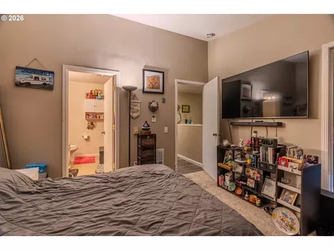 Bedroom - 2567 NW 1st Dr, Gresham, OR 97030 photo 1 of 5