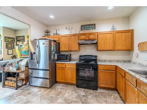 Kitchen - 2567 NW 1st Dr, Gresham, OR 97030 photo 2 of 4