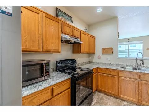 Kitchen - 2567 NW 1st Dr, Gresham, OR 97030 photo 4 of 4