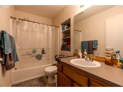 Bath - 2567 NW 1st Dr, Gresham, OR 97030 photo 2 of 2