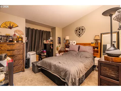 Bedroom - 2567 NW 1st Dr, Gresham, OR 97030 photo 4 of 5