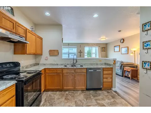 Kitchen - 2567 NW 1st Dr, Gresham, OR 97030 photo 3 of 4