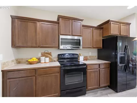 Kitchen - 1961 Adelman Loop, Eugene, OR 97402 photo 4 of 4