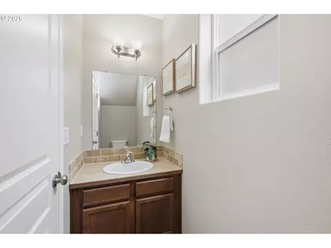 Bath - 1961 Adelman Loop, Eugene, OR 97402 photo 1 of 5