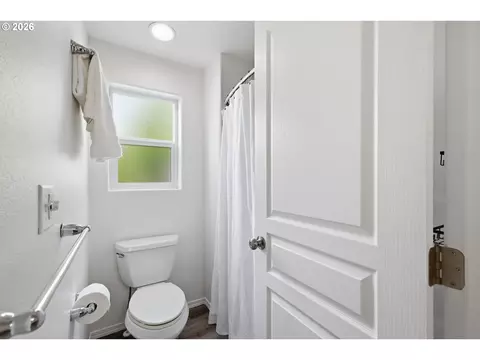 Bath - 1961 Adelman Loop, Eugene, OR 97402 photo 2 of 5