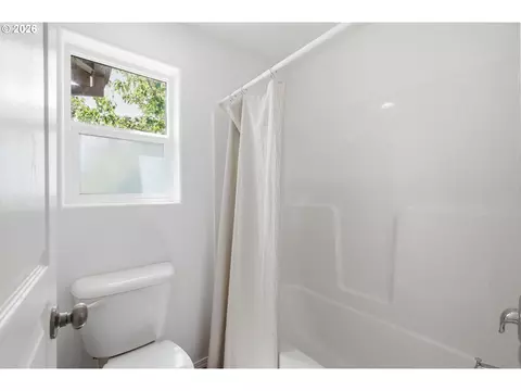 Bath - 1961 Adelman Loop, Eugene, OR 97402 photo 5 of 5