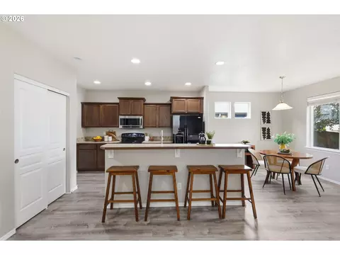Kitchen - 1961 Adelman Loop, Eugene, OR 97402 photo 1 of 4