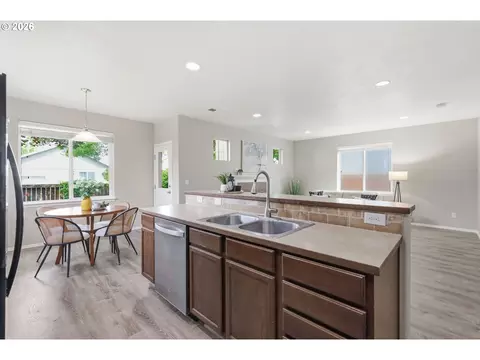 Kitchen - 1961 Adelman Loop, Eugene, OR 97402 photo 3 of 4