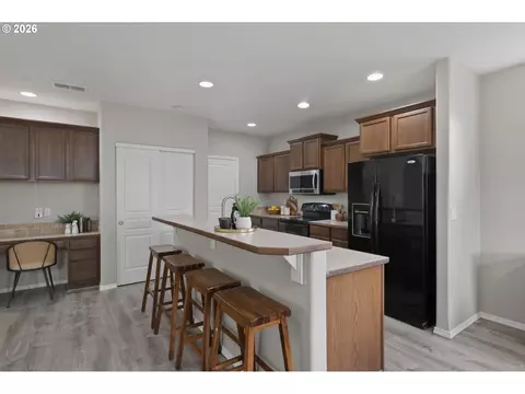 Kitchen - 1961 Adelman Loop, Eugene, OR 97402 photo 2 of 4