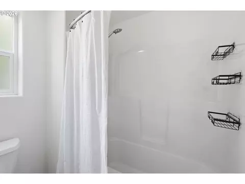 Bath - 1961 Adelman Loop, Eugene, OR 97402 photo 3 of 5