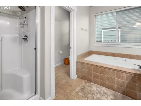 Bath - 2037 SE Centurion Way, Gresham, OR 97080 photo 2 of 4