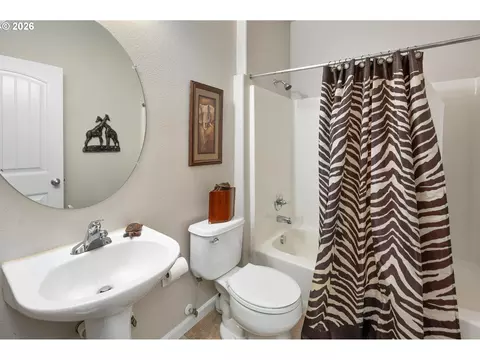 Bath - 2037 SE Centurion Way, Gresham, OR 97080 photo 3 of 4