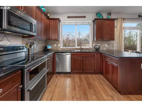 Kitchen - 2037 SE Centurion Way, Gresham, OR 97080 photo 3 of 4