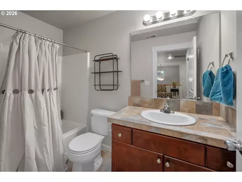 Bath - 2037 SE Centurion Way, Gresham, OR 97080 photo 4 of 4