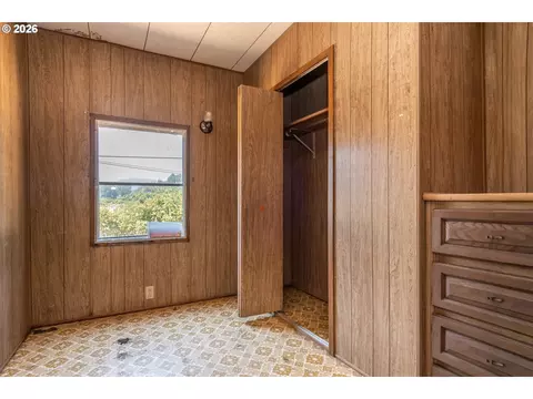 Bedroom - 340 Fifth St, Dillard, OR 97432 photo 2 of 2