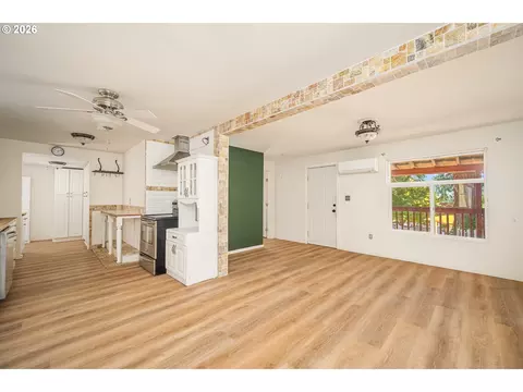 Living - 792 Clone Ave, Yoncalla, OR 97499 photo 3 of 6