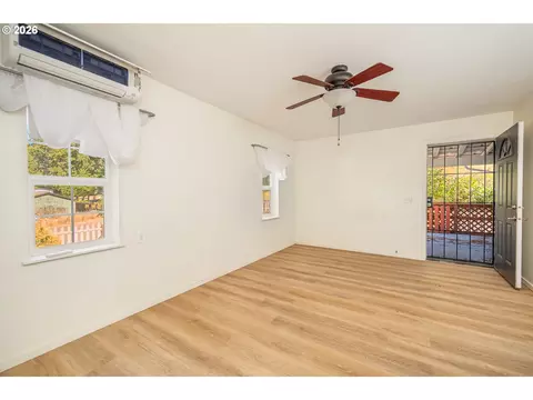 Living - 792 Clone Ave, Yoncalla, OR 97499 photo 5 of 6