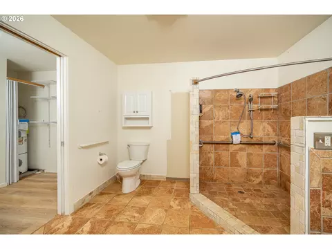 Bath - 792 Clone Ave, Yoncalla, OR 97499 photo 3 of 3