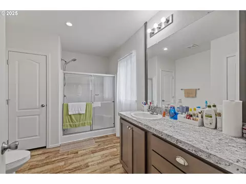 Bath - 1873 E Cedar St, Myrtle Point, OR 97458 photo 1 of 2
