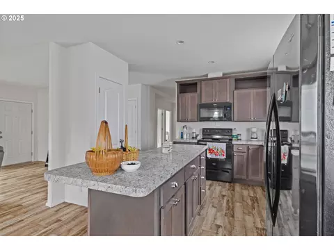 Kitchen - 1873 E Cedar St, Myrtle Point, OR 97458 photo 3 of 3