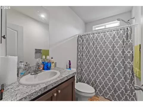 Bath - 1873 E Cedar St, Myrtle Point, OR 97458 photo 2 of 2