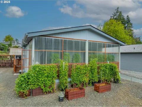 1873 E Cedar St, Myrtle Point, OR 97458