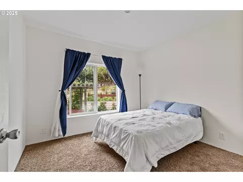 Bedroom - 1873 E Cedar St, Myrtle Point, OR 97458 photo 5 of 6
