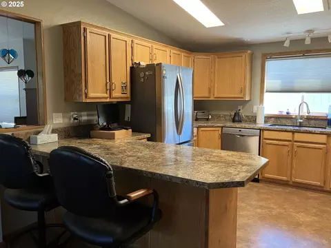 34749 Devonshire Dr, Eugene, OR 97405 photo 11