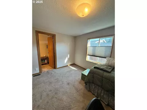 34749 Devonshire Dr, Eugene, OR 97405 photo 19