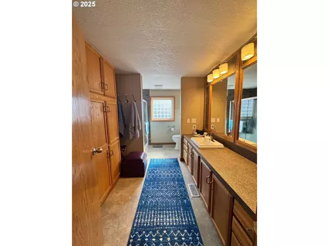 34749 Devonshire Dr, Eugene, OR 97405 photo 16