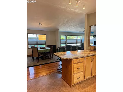 34749 Devonshire Dr, Eugene, OR 97405 photo 9
