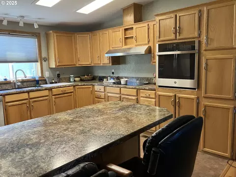 34749 Devonshire Dr, Eugene, OR 97405 photo 12