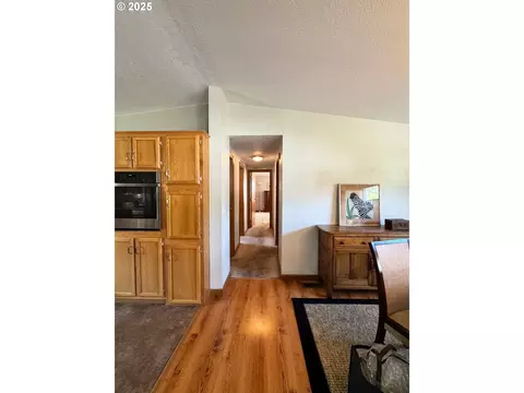 34749 Devonshire Dr, Eugene, OR 97405 photo 13