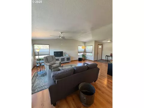 34749 Devonshire Dr, Eugene, OR 97405 photo 6