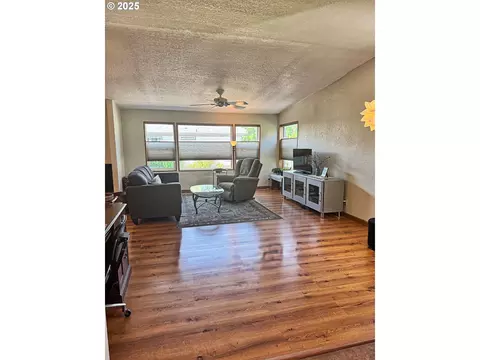34749 Devonshire Dr, Eugene, OR 97405 photo 4