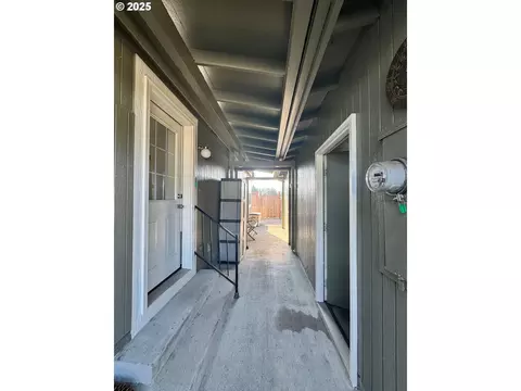 34749 Devonshire Dr, Eugene, OR 97405 photo 24