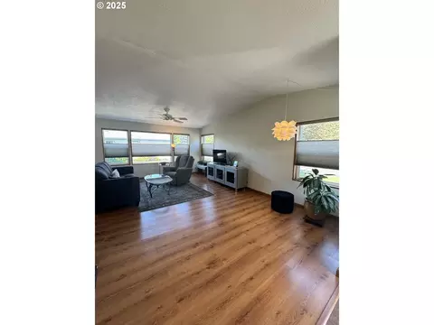 34749 Devonshire Dr, Eugene, OR 97405 photo 5