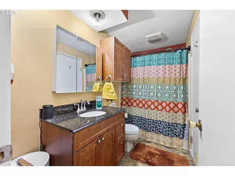 Bath - 151 Treehill Loop, Eugene, OR 97405 photo 4 of 4