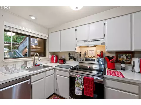 Kitchen - 151 Treehill Loop, Eugene, OR 97405 photo 5 of 5